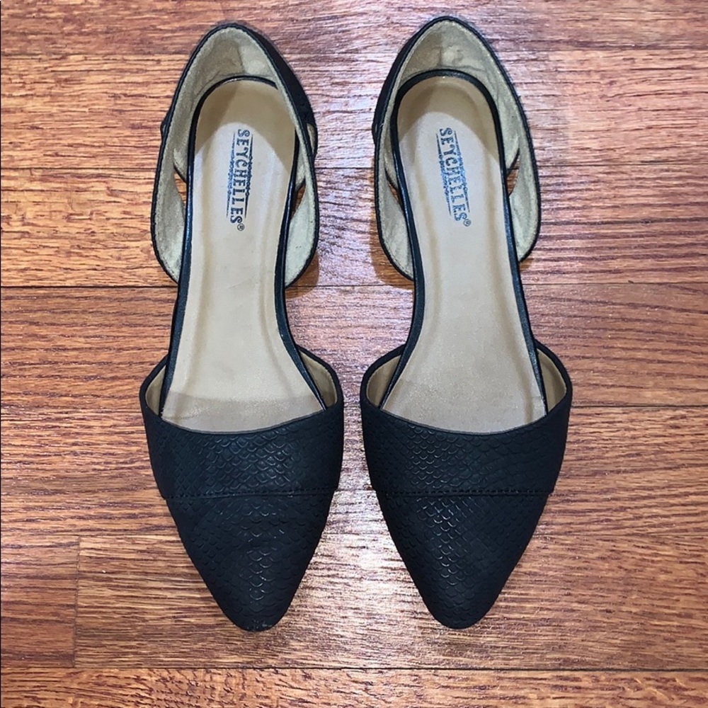 Lightly worn Seychelles flats